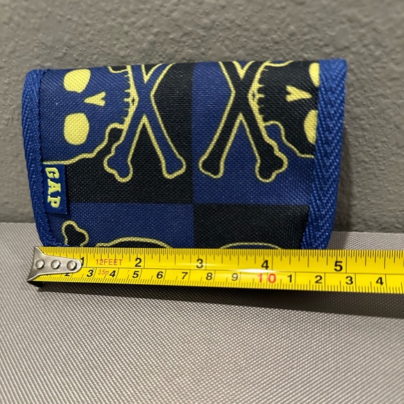 Gap trifold wallet all over graphics contrast lining skull and cross bone design - Picture 10 of 15